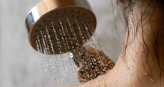 脑梗与洗澡有关？医生多次提醒：55岁以后，洗澡时要多注意这4点