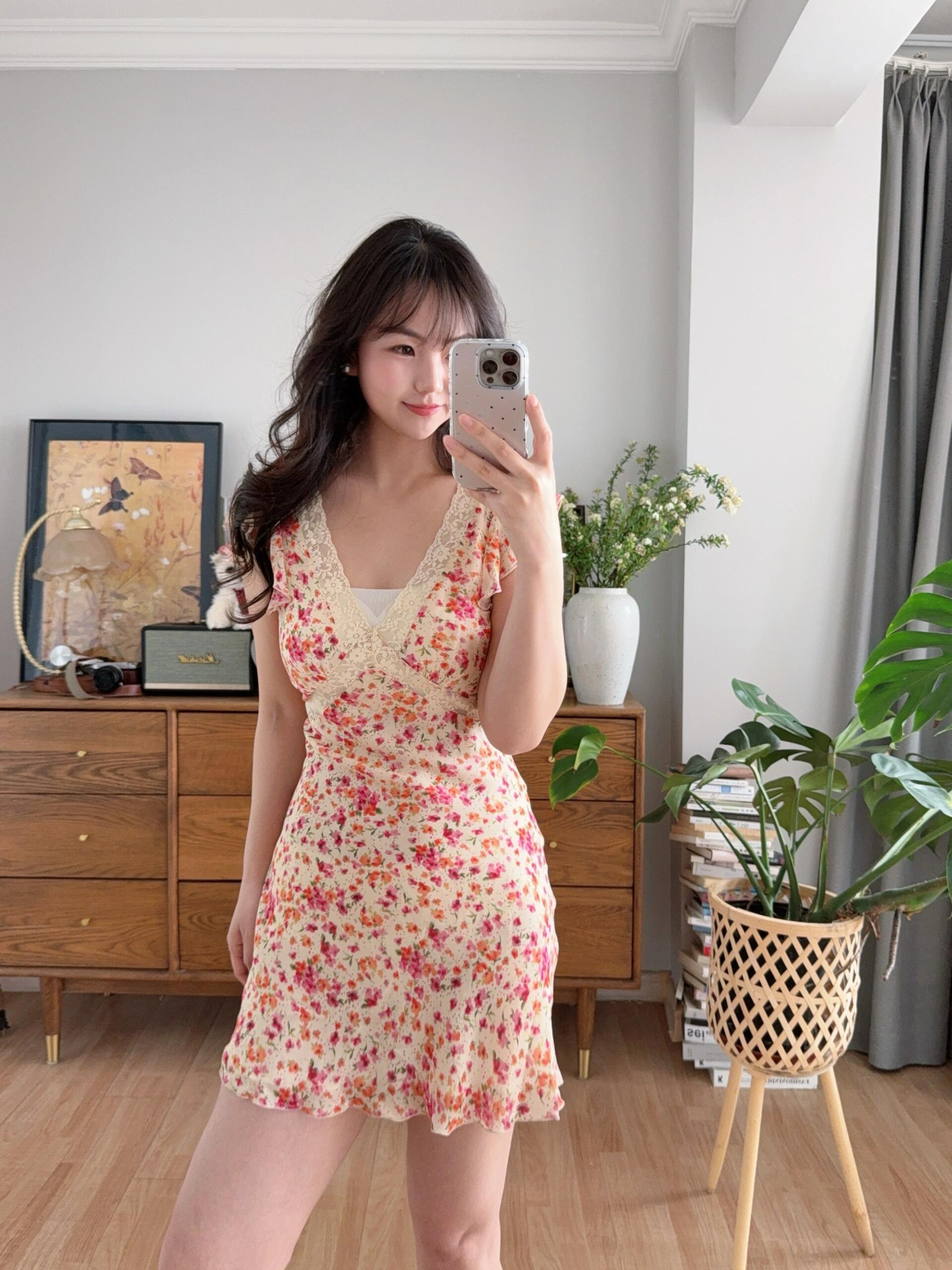 敲性感温柔的粉色v领碎花连衣裙！