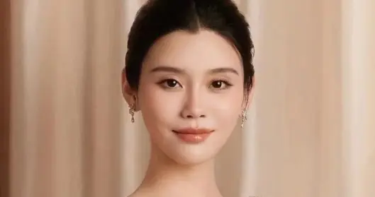何猷君也没想到，时隔8年重返维密T台的奚梦瑶，活成了一个例外