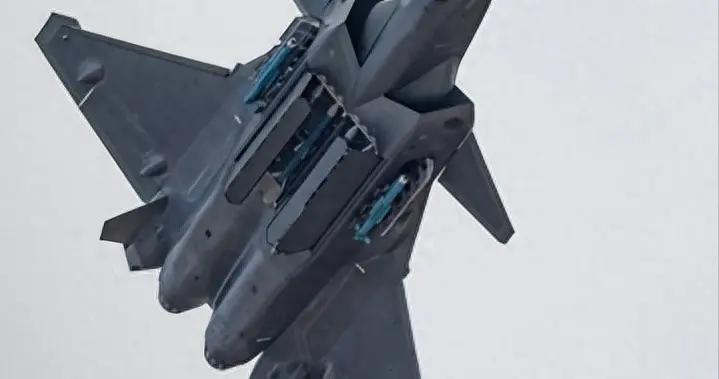 给中国上了一课，俄军苏57突防猎杀，解放军歼20，也面临相同威胁