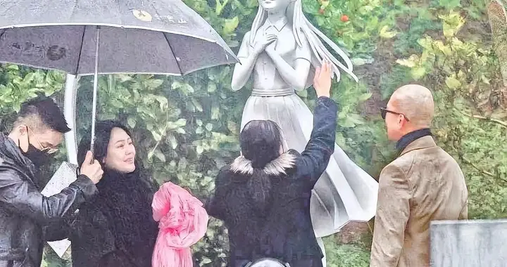 闹剧一场！大S雕像不像她，具俊晔与岳母墓地挽手搂抱，小S大笑