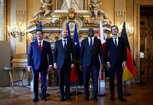 弃国保命？泽连斯基签字当天，5国代表首次同桌，马克龙开始行动