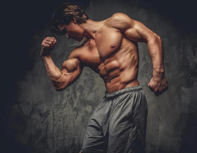 肌肉型男一旦停止锻炼，身材会发生什么变化？