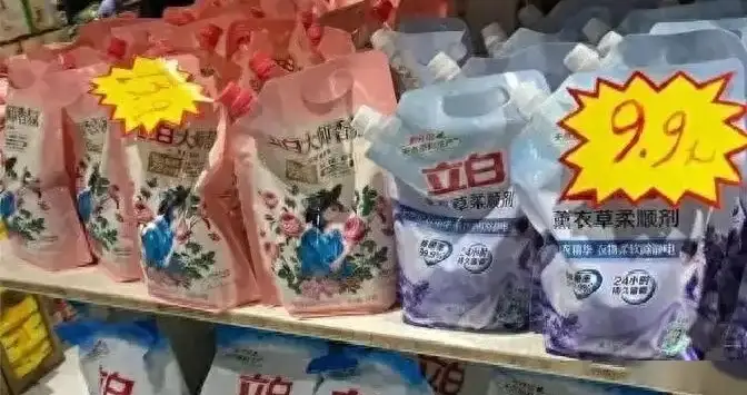 洗衣液为啥突然卖不动了？超市员工道破真相：人精了都买洗衣粉