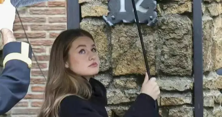 19岁诺尔公主高跟首秀，黑衣长发美出圈，贴心扶奶奶参加姨婆葬礼