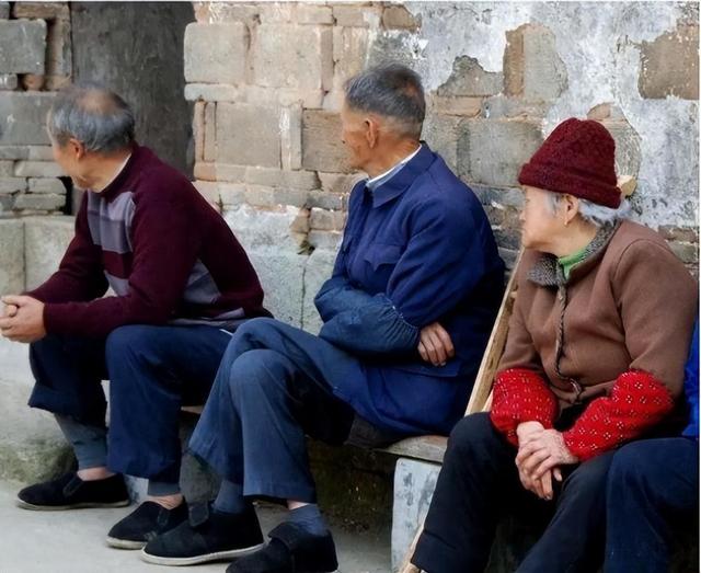 从明年开始，70岁老人或将面临两大现实问题！早知道早准备