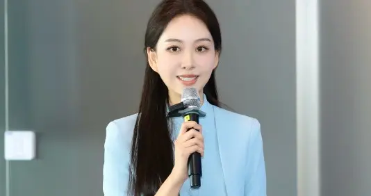 主持人刘璇职业装穿搭美拍，优雅知性太美了