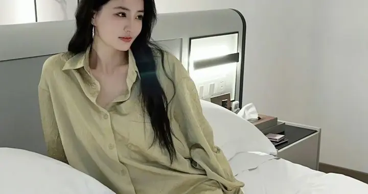 徐璐私服穿搭，缎面衬衣蕾丝白裙，是来自少女的温柔 ​​​