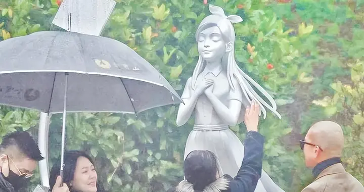 大S离世一周年雕塑揭幕，S妈挽着具俊晔现身，小S夫妇神情哀伤