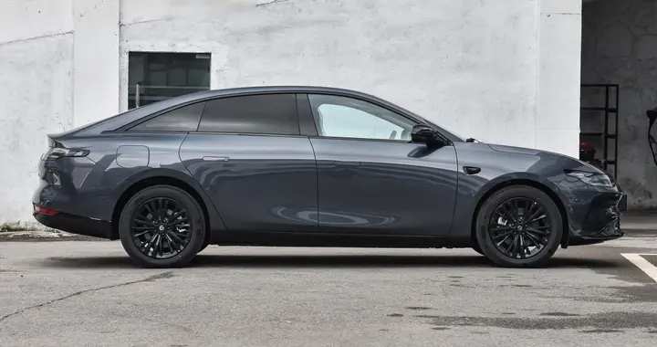 轴距2930mm，配无框门+大溜背，惠后10万左右，竞争比亚迪汉