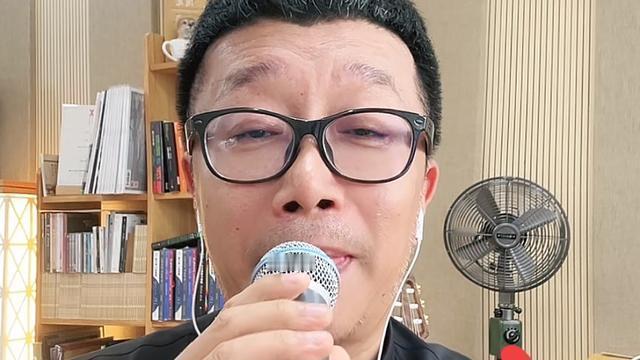 聊八卦：歌手庞龙穿的衣服是什么牌子的，挺