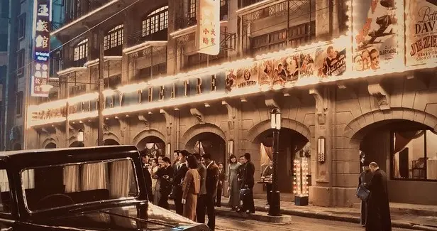 杜月笙面馆吃饭，一伙地痞流氓找他要保护费，杜月笙:嫌命长吗？