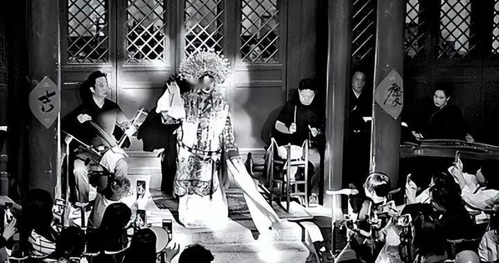 这就是杜月笙妻妾真实的样貌，并非演员扮演，货真价实的罕见照片