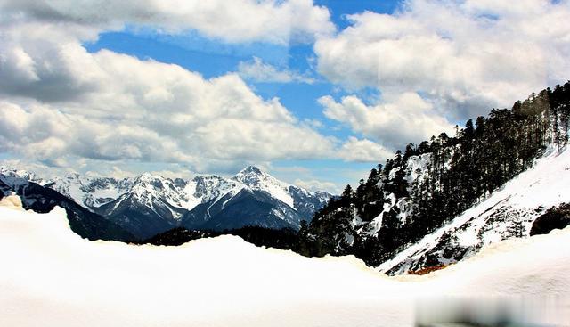 银装素裹的巴拉格宗大峡谷