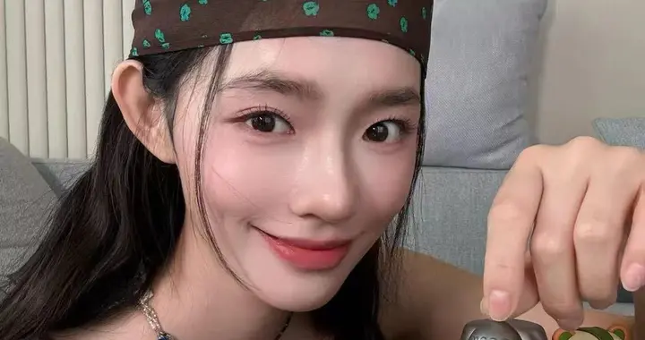 林允私服穿搭真时髦！条纹吊带+牛仔裤+头巾，洋气又高级！