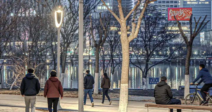 天津经开区彩带公园照明灯光完成全面提升！夜晚散步人渐多