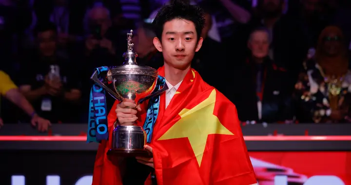 懂没？吴宜泽夺冠后采访全部说中文，父母为他披上五星红旗