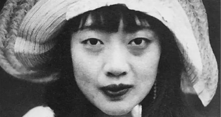 34年末代皇后婉容现身，佩无框眼镜气质淡然