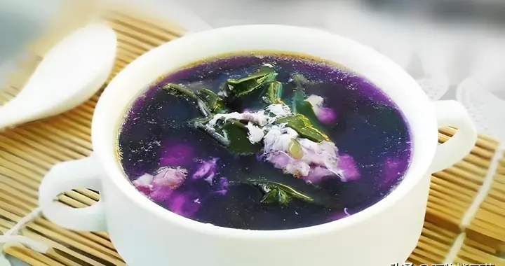 《紫贝天葵（红凤菜）的白灼做法：简单三步，锁住山野鲜味》