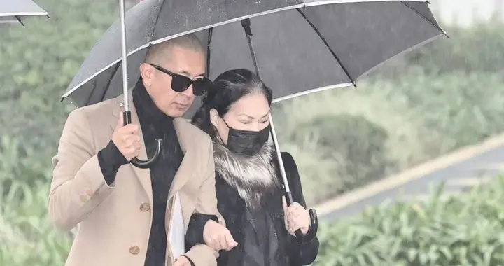 大S离世一周年纪念雕像揭幕，言承旭仔仔来看她，雕像好美像天使