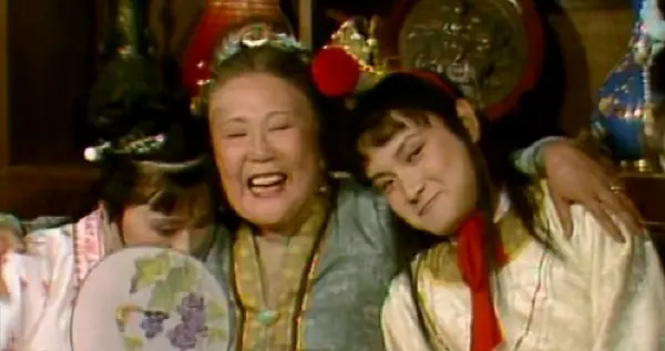 “宝黛一娶一嫁，老太太自有梯己拿出来”，这在后面有伏笔吗？