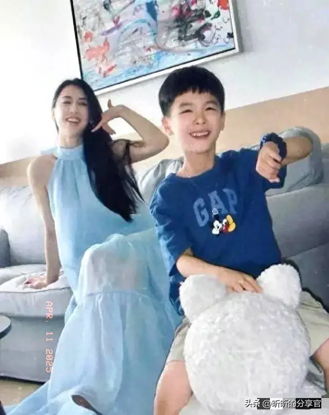 黄圣依和二儿子合影温馨，大儿子安迪因变胖害羞拍照
