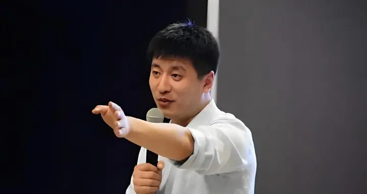 张雪峰走7个月，母亲赴两所大学捐出50万，登台几句话让人破防