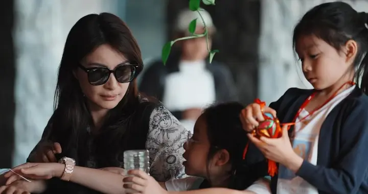 郭晶晶霍启刚带孩子游广西，出发点很有意义，哥哥抱妹妹很宠溺