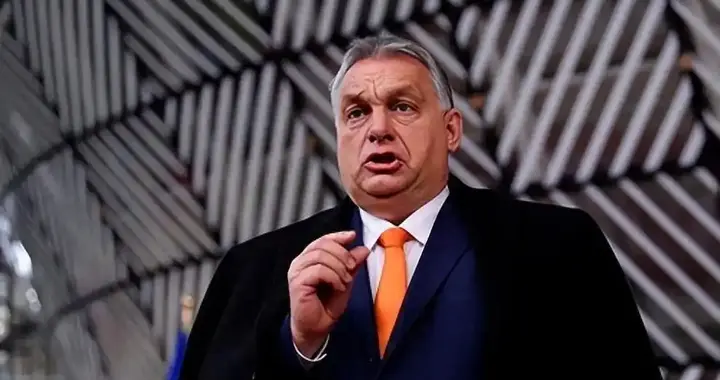 欧尔班一口咬定，俄罗斯的行为不可接受，态度甚至比特朗普还强硬