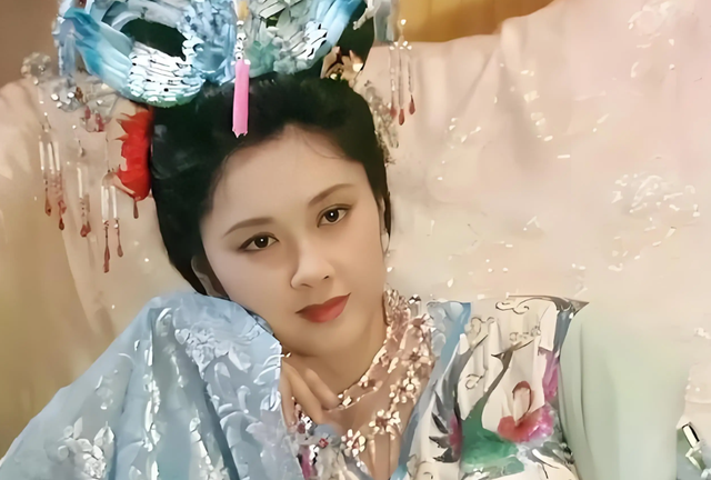 她是中国第一美女，结2次婚都没孩子，如今72岁仍美得令人羡慕！