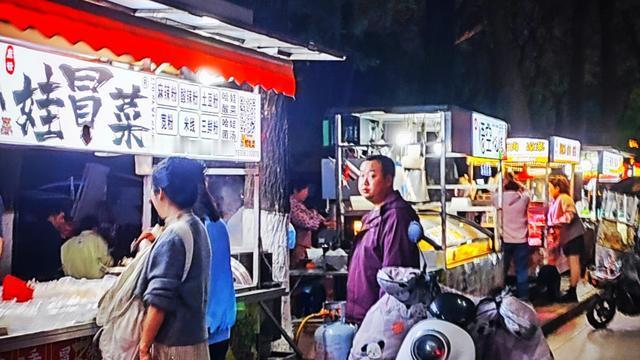 随手拍汉中：夜色里，每一个摊位都是一个小