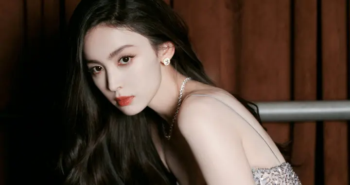 古力娜扎写真里的身形美学与绝色风情