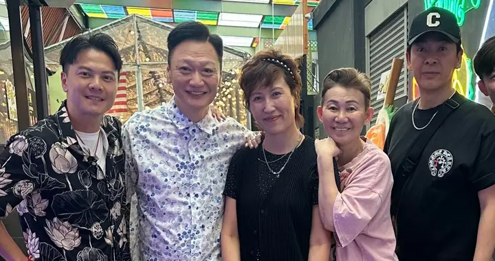 62岁知名港星低调再婚，携妻子出游好恩爱，朴素贤惠陪他熬过低谷