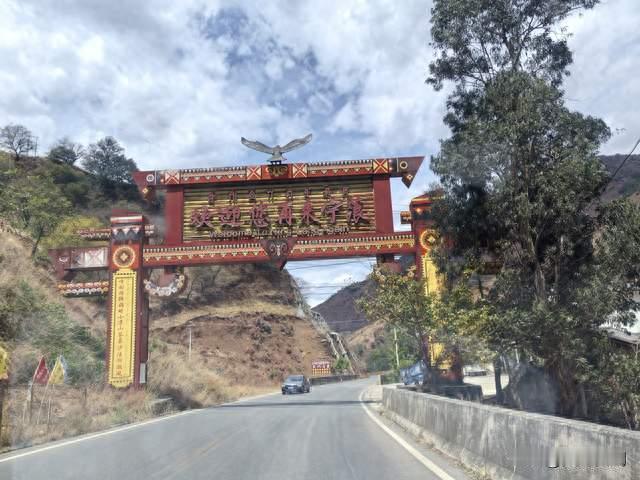 651公里的翻山越岭：从宁蒗到腾冲，一场穿越云端的公路电影
