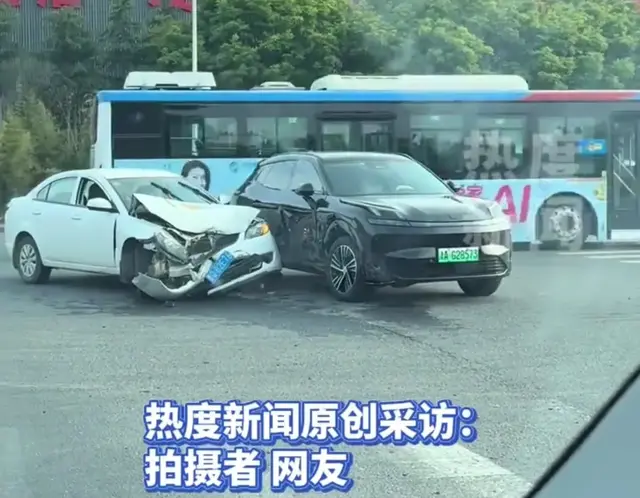 两车都被撞得面目全非，俩大哥坐路边悠闲聊天，网友:黑的啥车？