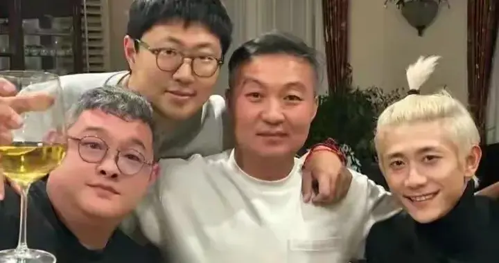 傅彪儿子近照曝光！刚刚34岁就头发花白，与张一山过年相聚吃大餐