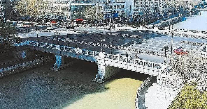 从水门桥到淮海广场，那一段路繁华有“磁场”，催促人们奋力前行