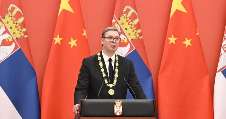 当着20万人面，亲华总统宣布辞职，下台前感谢中国，承诺不会反水