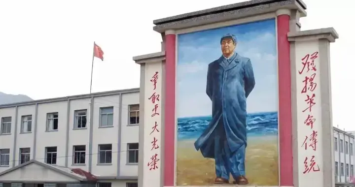 丧失理想信念背弃初心使命后所投奔的怀抱，是腐朽滋长的真正温床