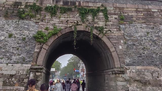 花姐的后花园：宁波鼓楼 步行街人很多 跟
