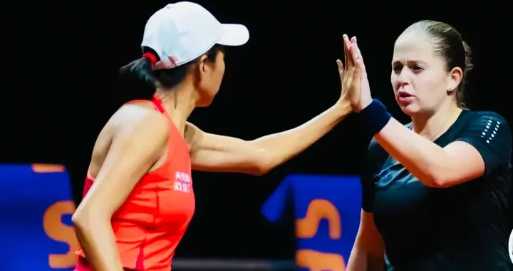 2-0！张帅搭档奥斯塔彭科晋级WTA500斯图加特站女双四强!