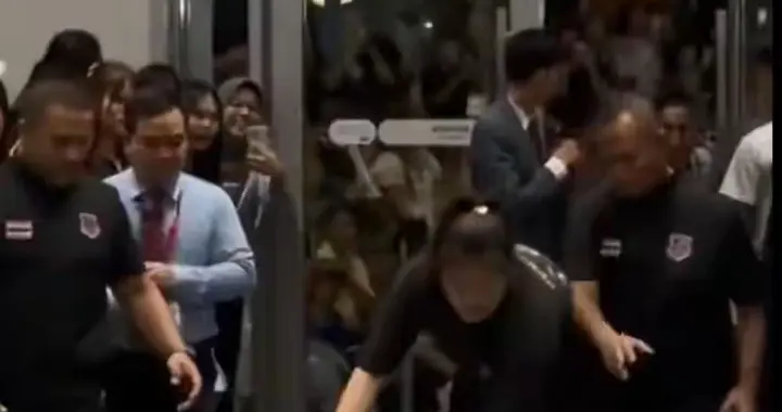 GMM暴力拖拽中国女粉后空降澳门开唱，588门票售罄，接机现场挤爆