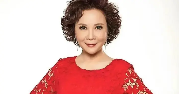 蔡明回归春晚彩排现场，绿围巾紫口罩，毒舌女王能否找回年味？