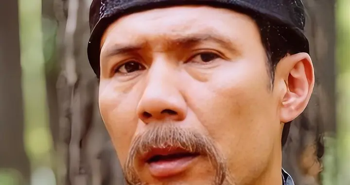 他是国家一级演员，41岁走红，57岁成影帝，离婚后与女儿相依为命