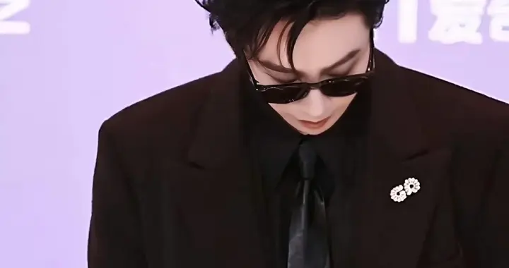 刘宇宁北京卫视跨年晚会被“设计”，淡定现编即唱，周深起立鼓掌