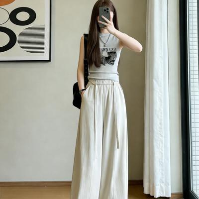 街拍美女穿搭：简约风穿搭