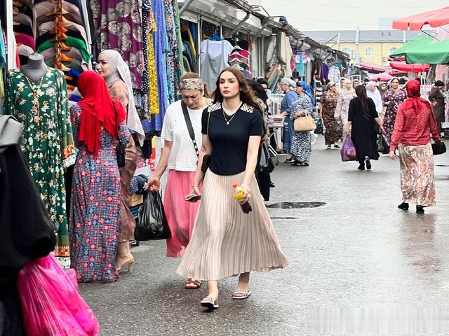 车臣女孩：裙裾下的温柔与坚韧