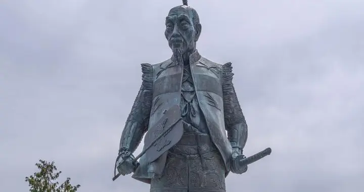 执法者变破坏者？名将雕像遭暴力损毁，这一脚踢碎了谁的体面