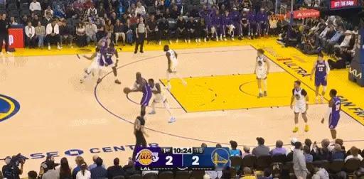 球迷Seven：太逗了！詹姆斯突破时居然