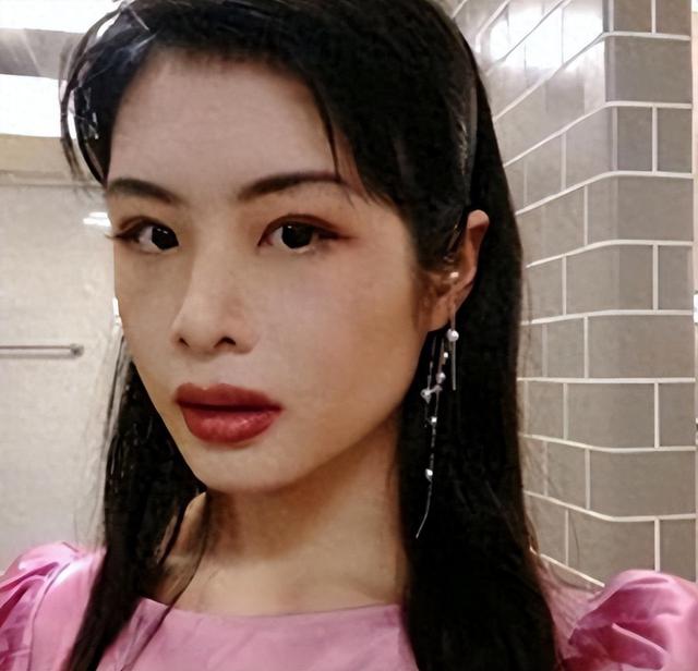 “恨国女”许可馨，为拿绿卡嫁老外，丈夫辣眼私照曝光，取向成疑
